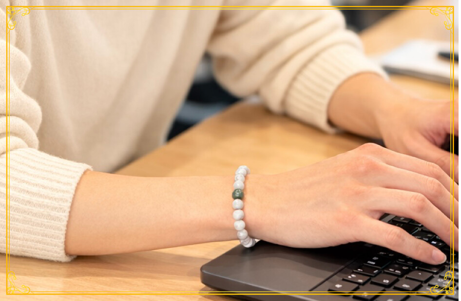 金運を呼ぶ糸魚川翡翠ブレス(プレミアム) 装着イメージ