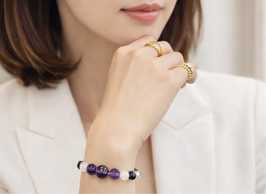 縁切りブレスレット【極】  装着イメージ（女性）