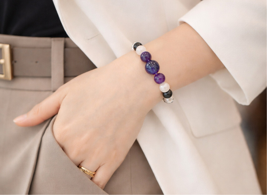 縁切りブレスレット【極】  装着イメージ（女性）