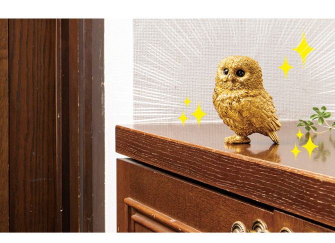 光り輝くフクロウを玄関に